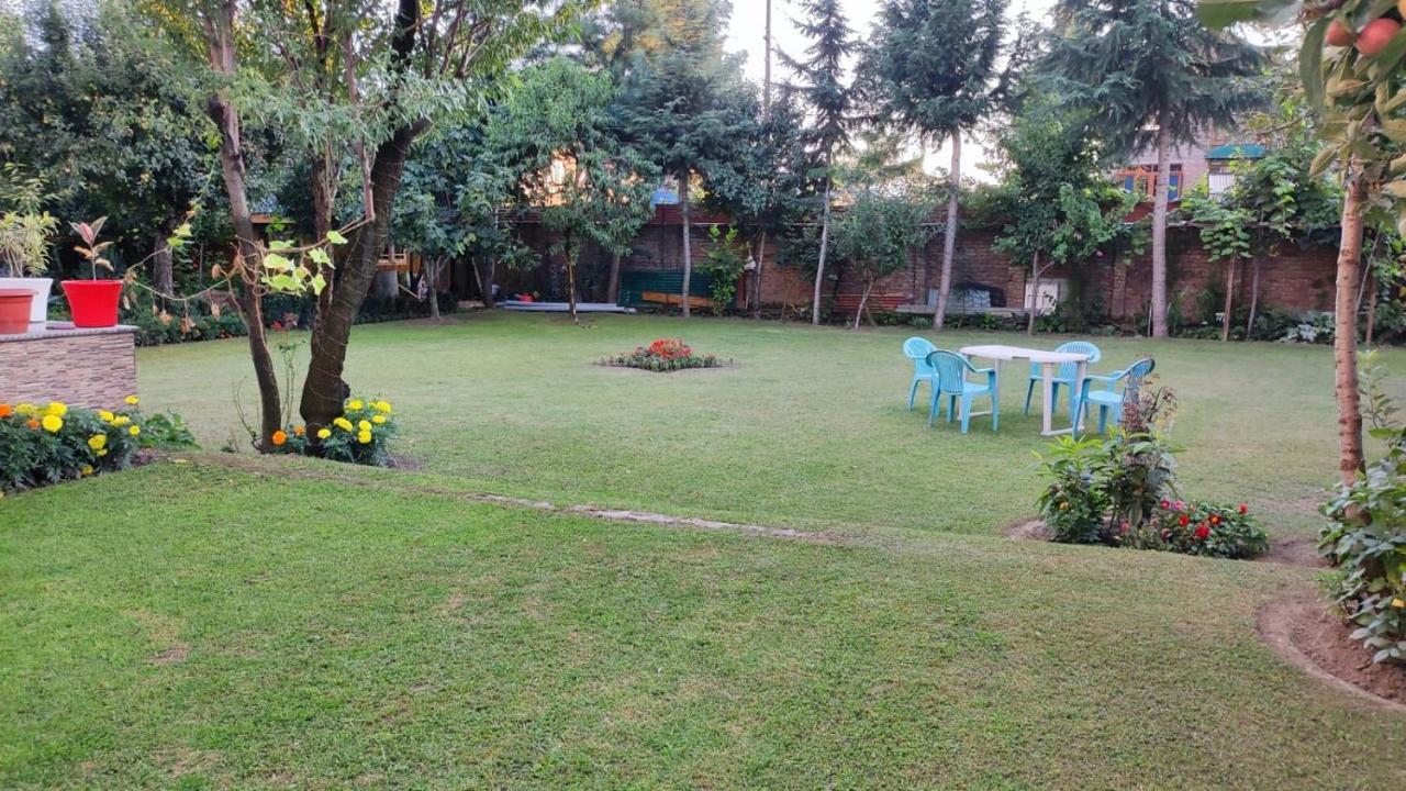 The Clover Inn Srinagar  Bagian luar foto