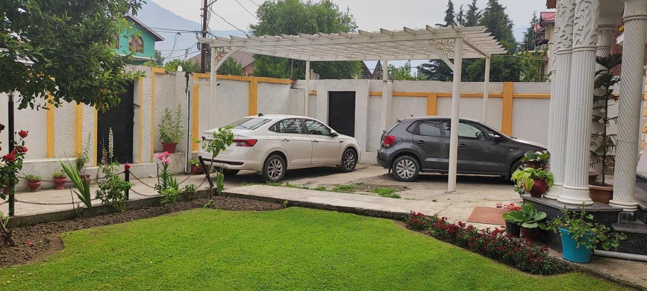 The Clover Inn Srinagar  Bagian luar foto