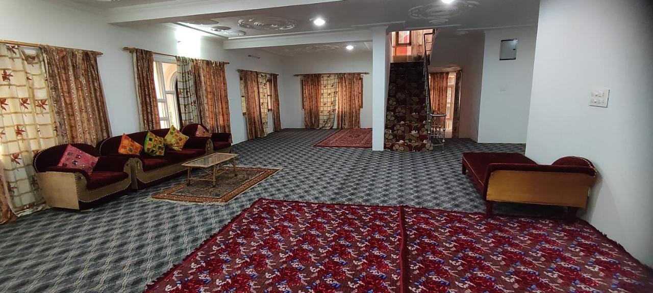 The Clover Inn Srinagar  Bagian luar foto