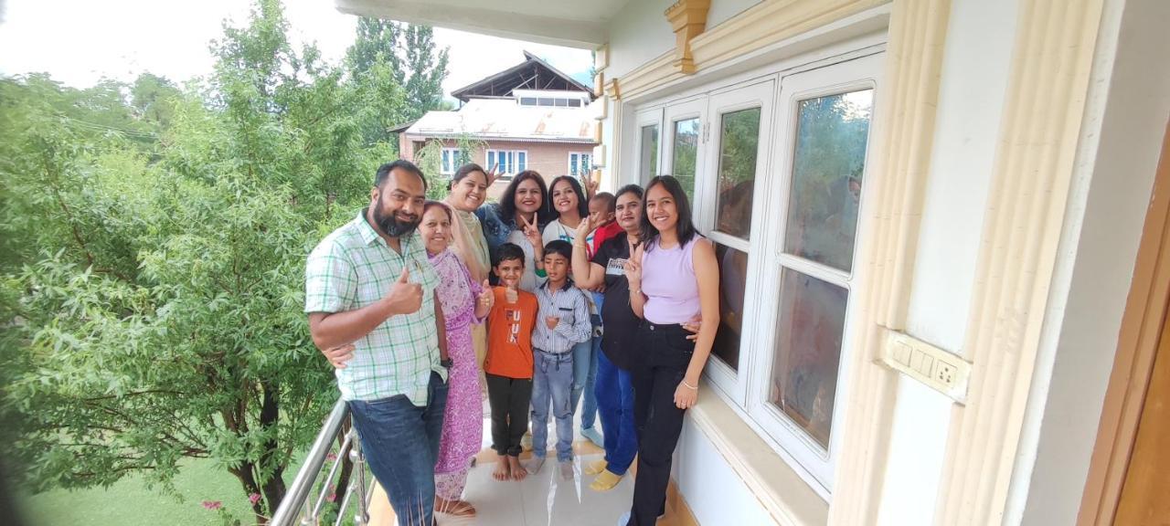 The Clover Inn Srinagar  Bagian luar foto