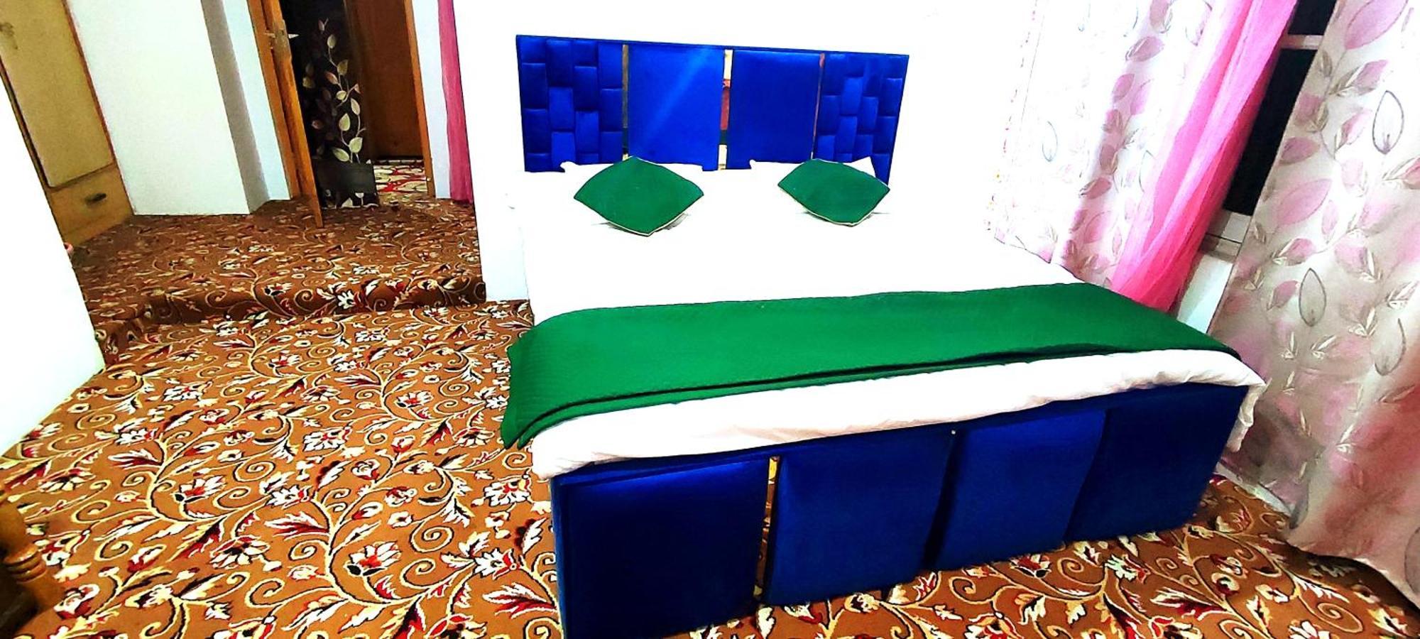 The Clover Inn Srinagar  Bagian luar foto