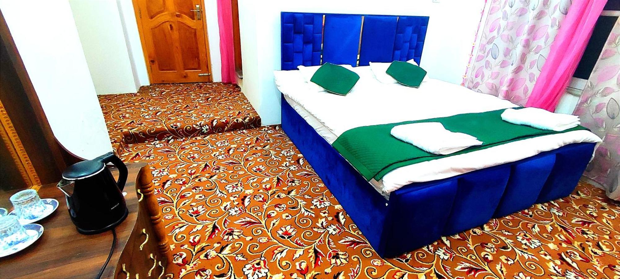 The Clover Inn Srinagar  Bagian luar foto