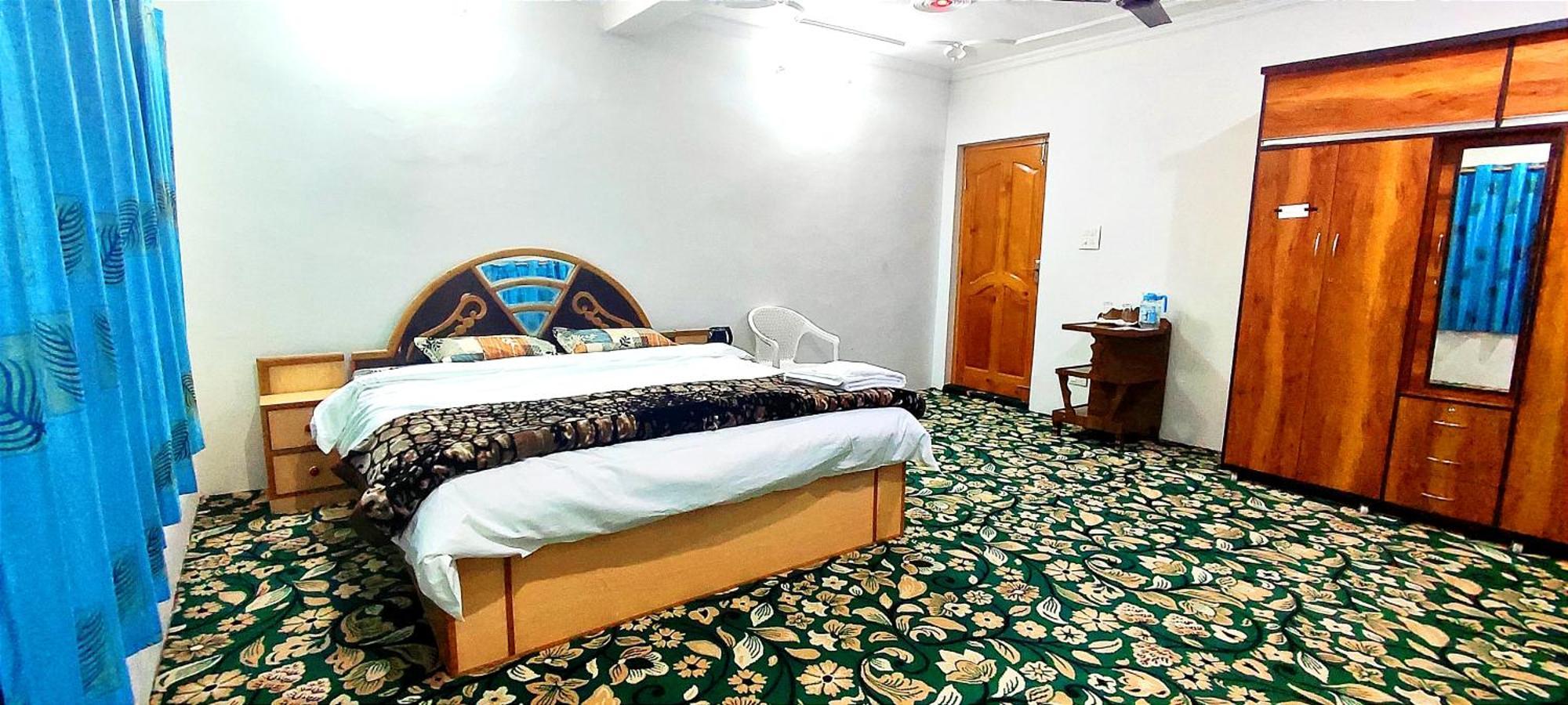 The Clover Inn Srinagar  Bagian luar foto
