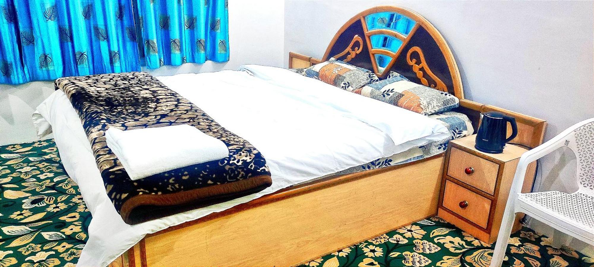 The Clover Inn Srinagar  Bagian luar foto