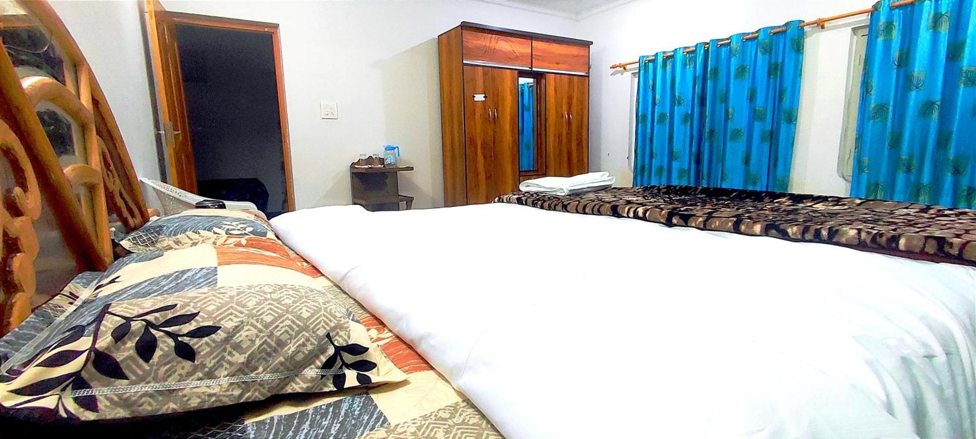 The Clover Inn Srinagar  Bagian luar foto
