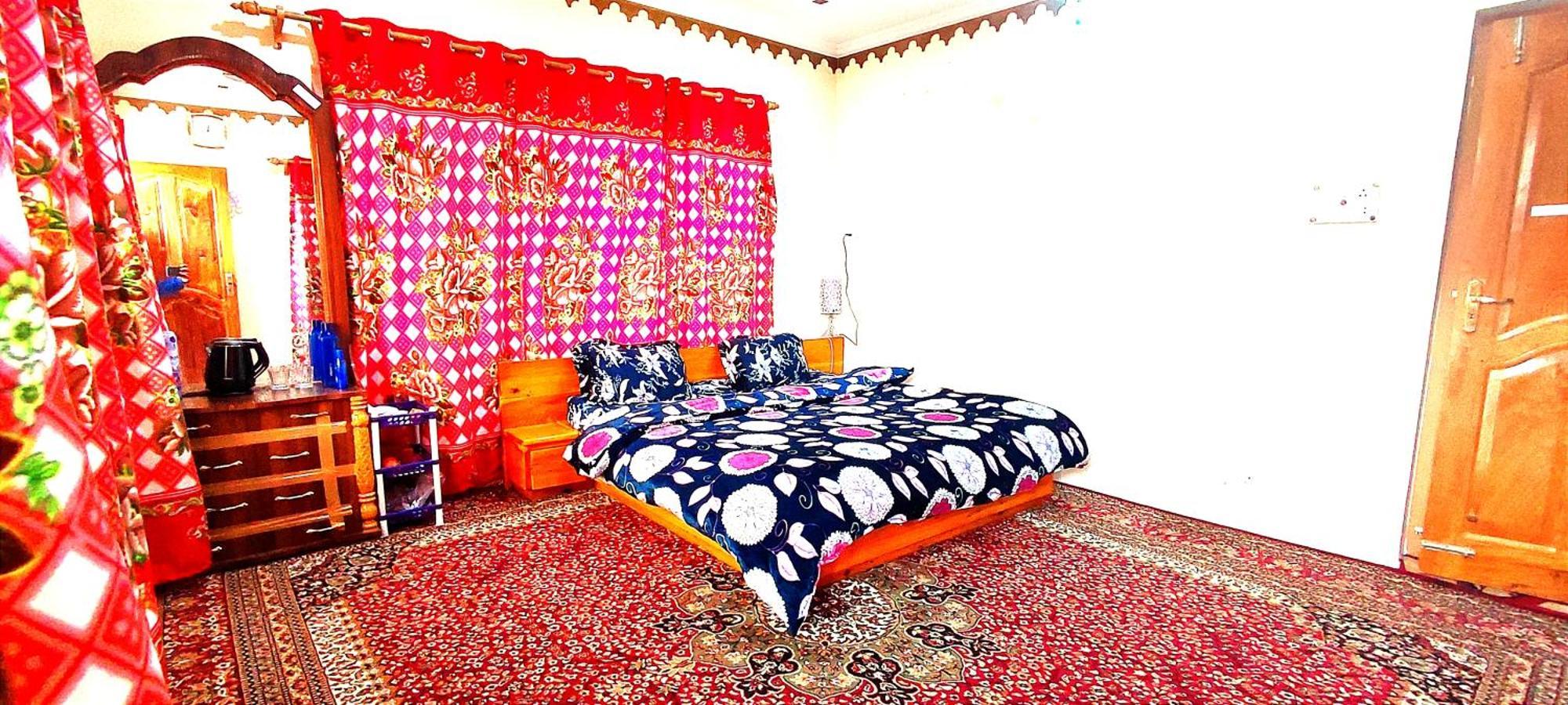 The Clover Inn Srinagar  Bagian luar foto