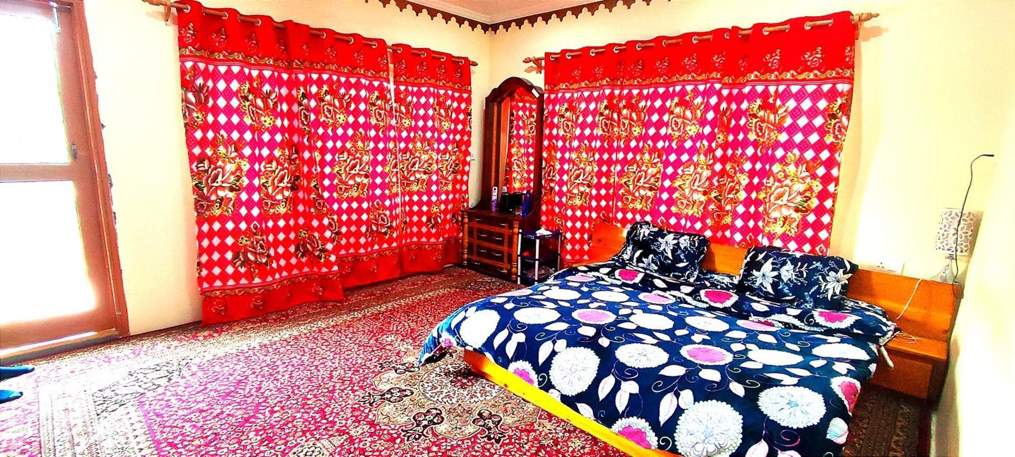 The Clover Inn Srinagar  Bagian luar foto