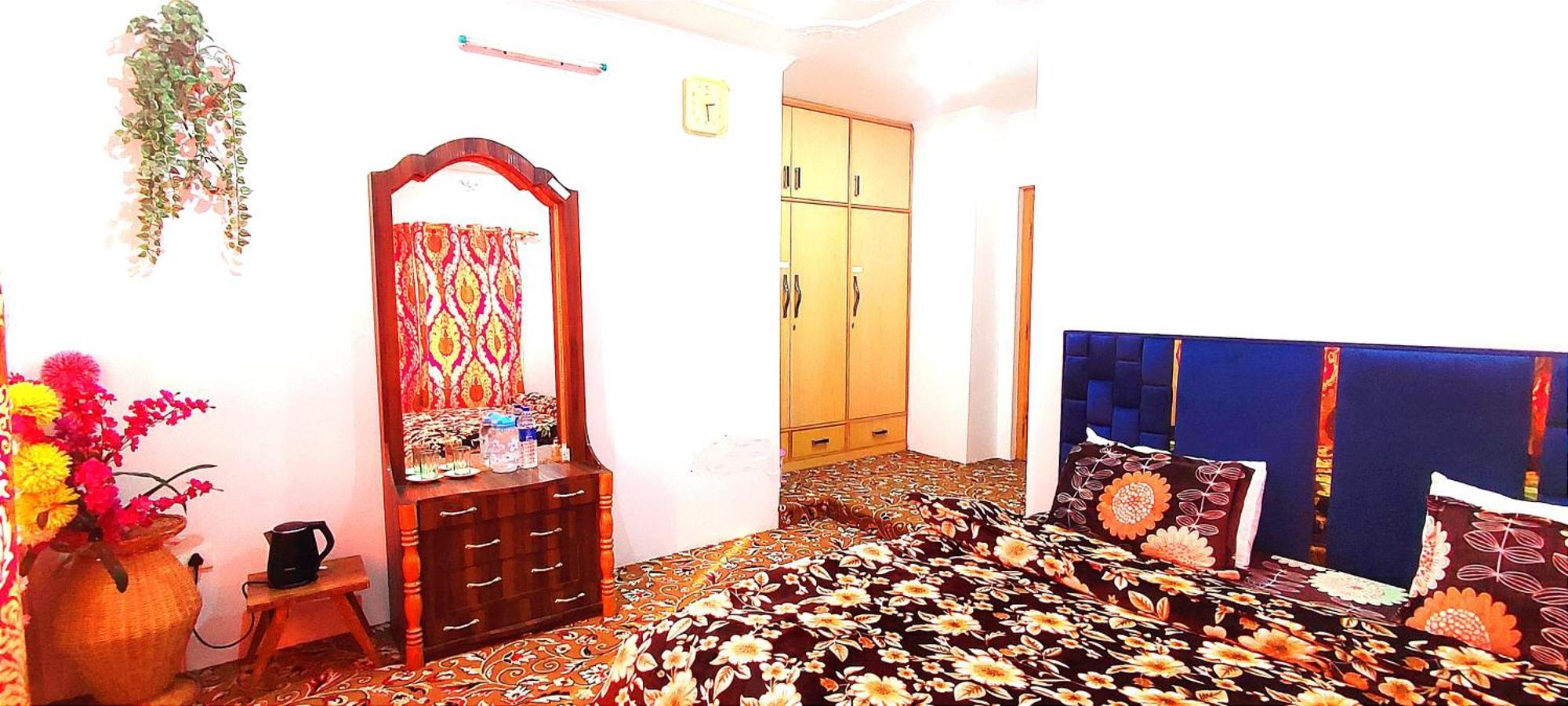 The Clover Inn Srinagar  Bagian luar foto