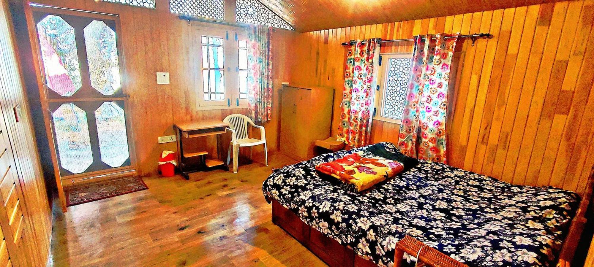 The Clover Inn Srinagar  Bagian luar foto